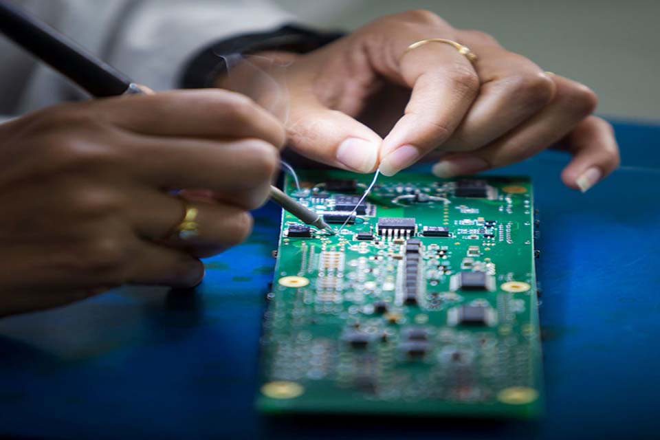 PCB montada manualmente